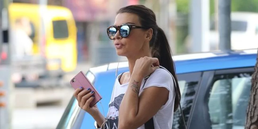 Νίνα Λοτσάρη: Βόλτα στη Γλυφάδα με εντυπωσιακό αθλητικό look!