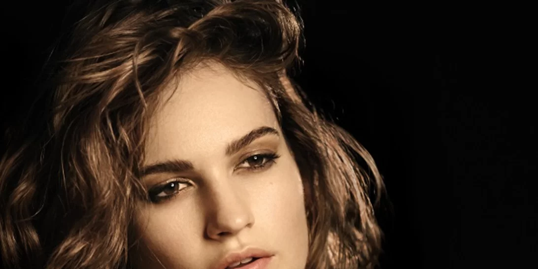 Η ηθοποιός που υποδύθηκε τη Σταχτοπούτα ποζάρει γυμνή!