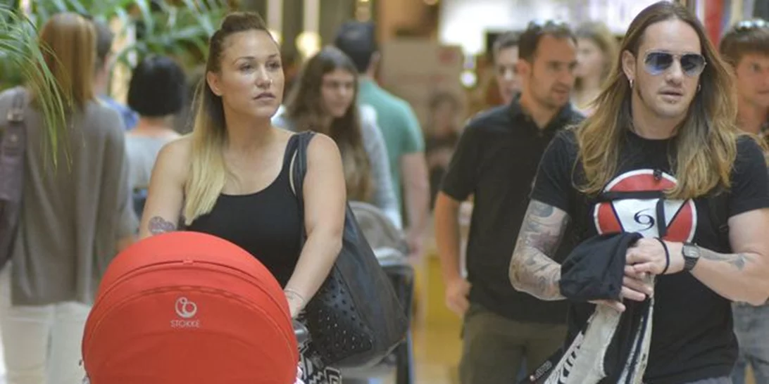 Πηνελόπη Αναστασοπούλου- Φώτης Μπερνάρντο: Βόλτα για ψώνια μαζί με την κόρη τους