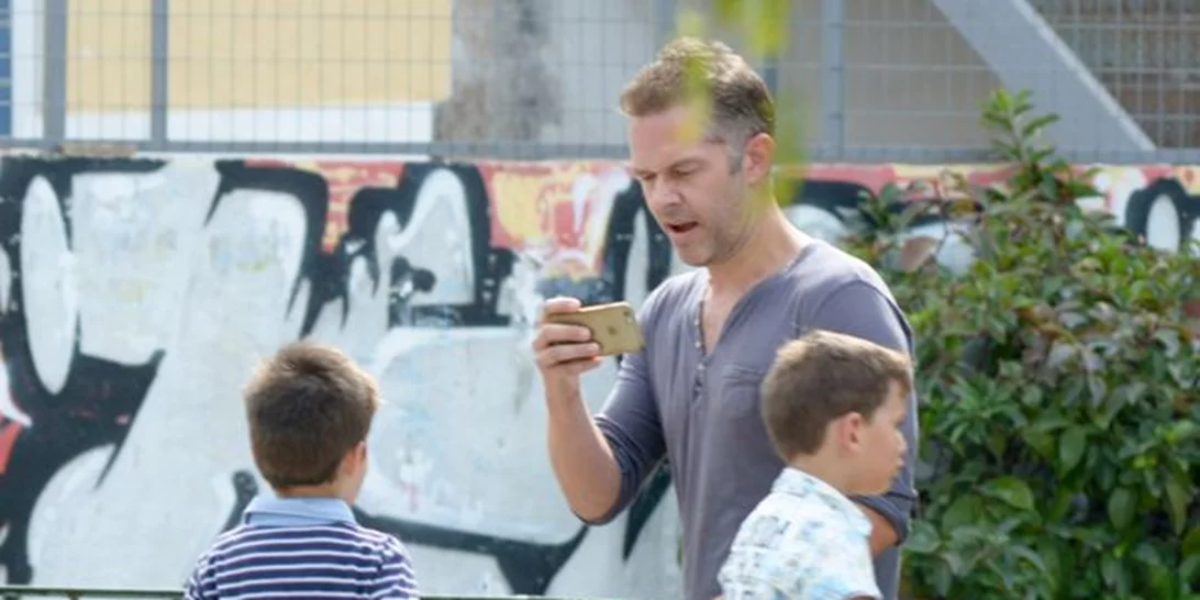 Χρήστος Λούλης: Βόλτα στο πάρκο με το γιο του