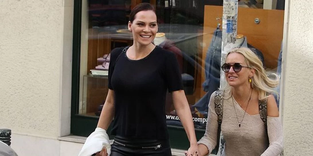 Υβόννη Μπόσνιακ-Μαρία Μπεκατώρου: Χέρι-χέρι βόλτα στα μαγαζιά