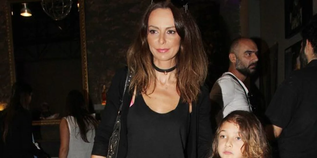 Μπέττυ Μαγγίρα: Με τις κόρες της στο θέατρο