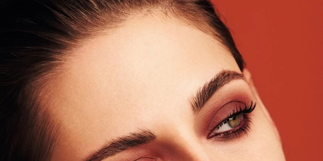 Κόκκινη σκιά: Η Kristen Stewart σού δείχνει πώς να υιοθετήσεις το trend