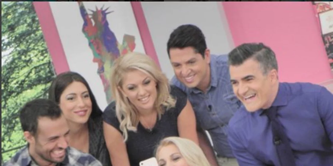 Η πρεμιέρα της εκπομπής με τις «διάσημες» ευχές και τα πρώτα λόγια της παρουσιάστριας