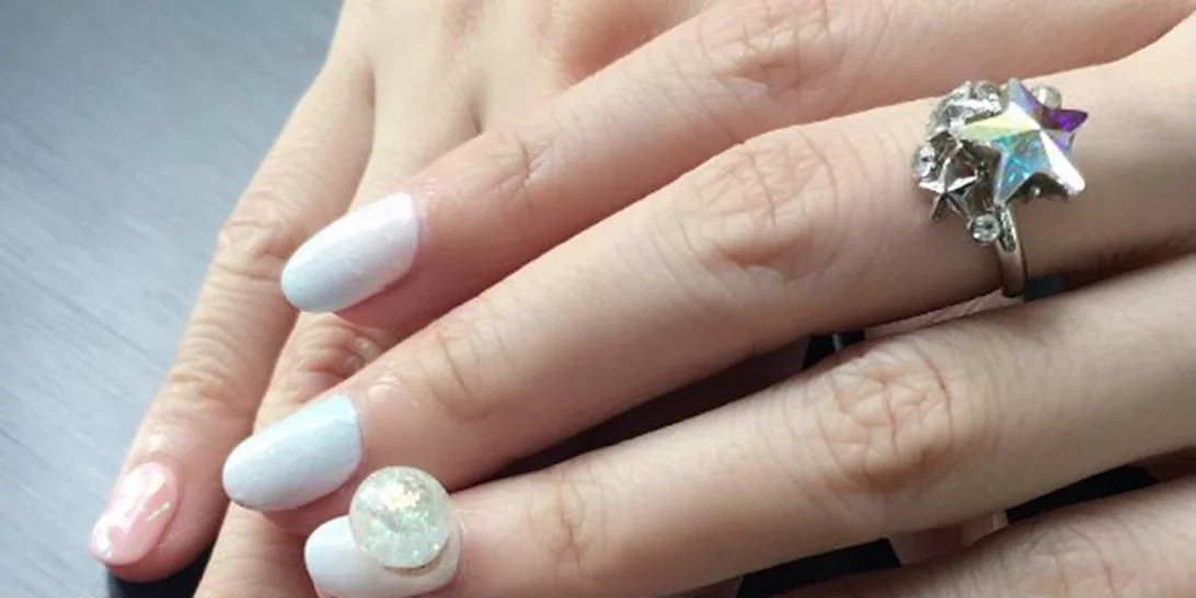 #maniMonday: Το εφέ των Snow Globe Nails θα δώσει... άλλη διάσταση στο manicure σου