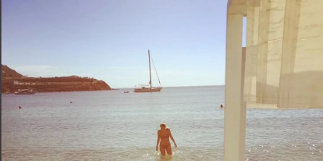 #SummerNeverEnds: Η διάσημη παρουσιάστρια συνεχίζει τα μπάνια ΚΑΙ τον Οκτώβρη