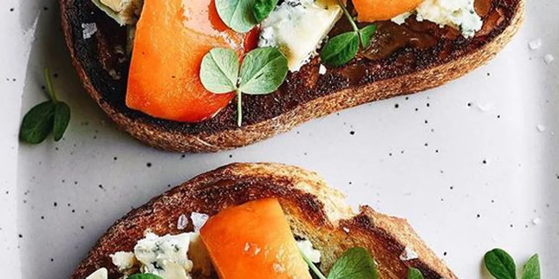 Φρυγανισμένο ψωμί με ροδάκινο και blue cheese για μια εναλλακτική του κλασικού τοστ