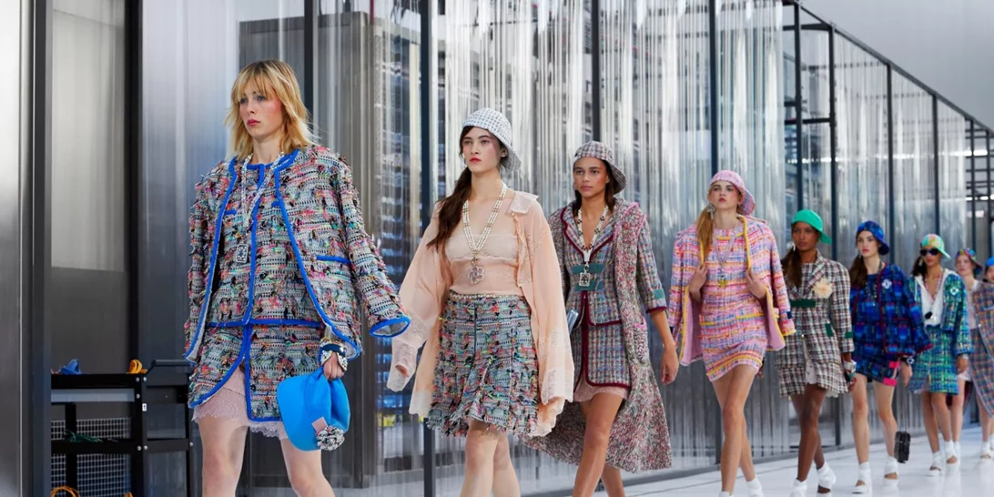 Chanel: 35 φωτογραφίες από το πιο πολυσυζητημένο show του Παρισιού
