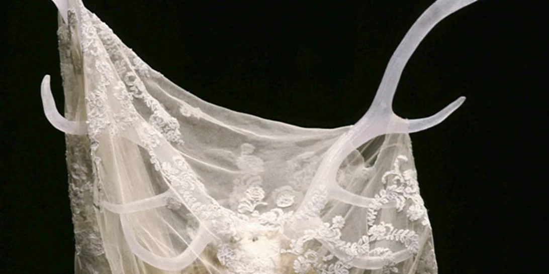 Alexander McQueen: Μοιάζει απίστευτα με τον ηθοποιό που θα τον υποδυθεί!