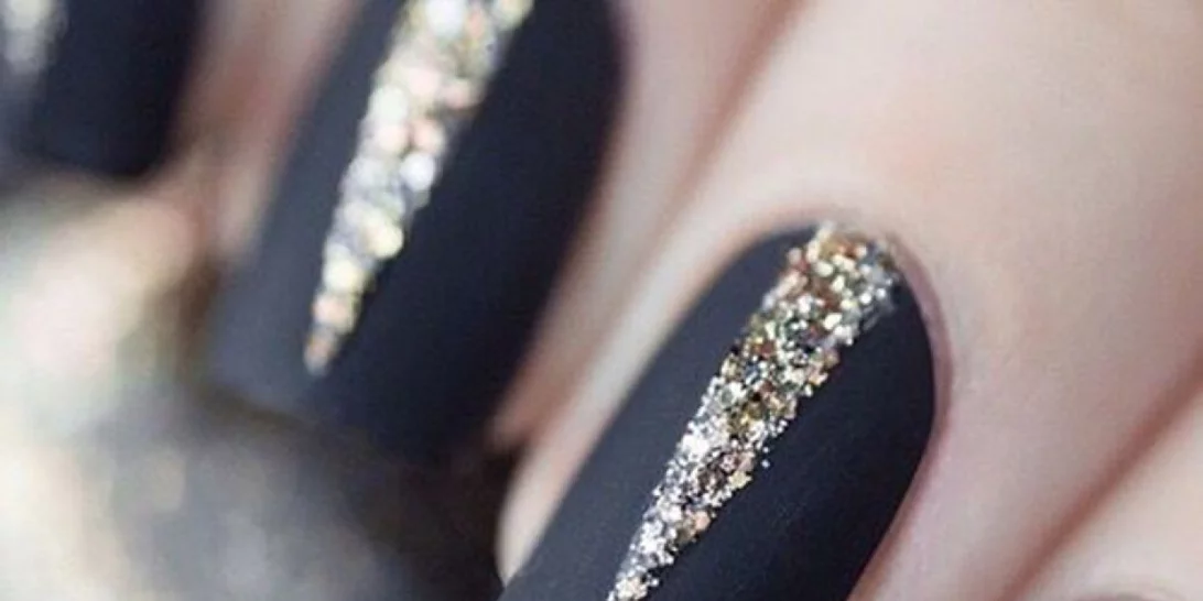 #maniMonday: Glitter στα νύχια - Ο σωστός τρόπος υιοθέτησης το trend για να μη δείχνεις υπερβολική!