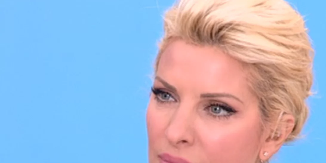 Ελένη Μενεγάκη: Η σέξι εμφάνιση στην εκπομπή της