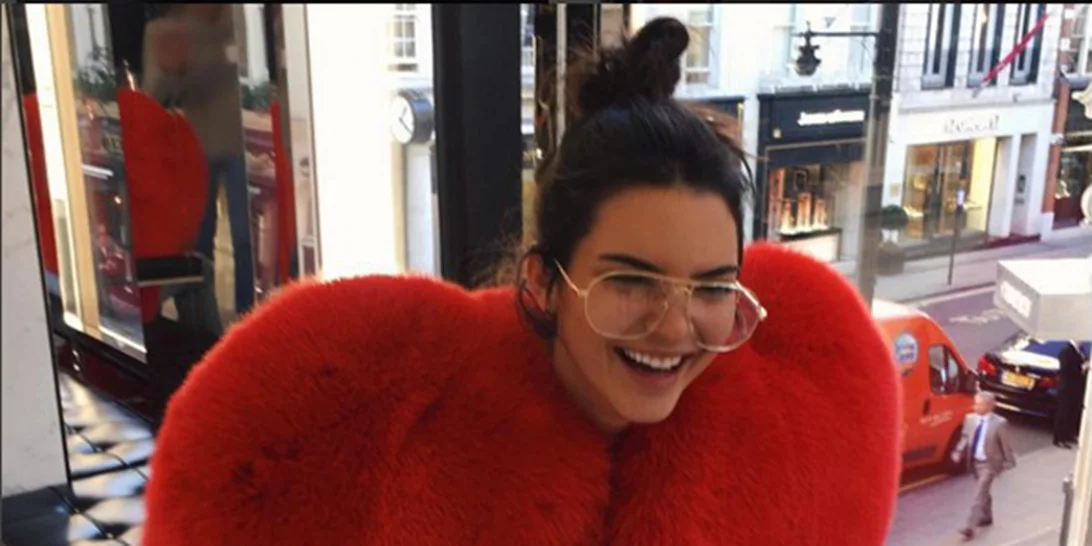 Kendall Jenner: Εξηγεί γιατί λατρεύει να δείχνει το στήθος της (βίντεο)