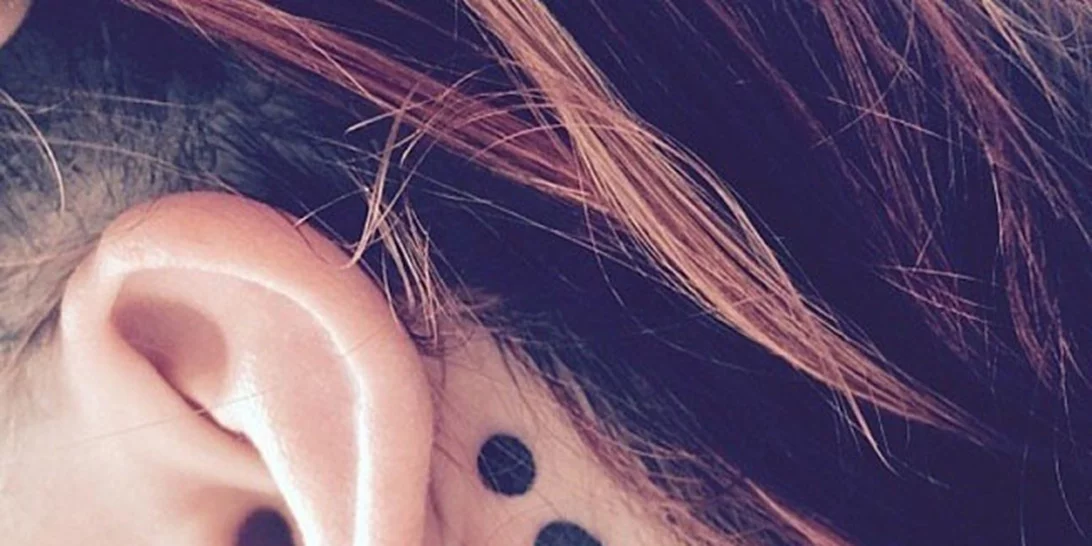 Τι σημαίνει το τατουάζ με το ελληνικό ερωτηματικό;