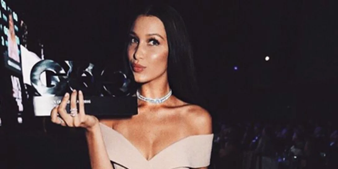 Bella Hadid: Έκλεισε τα 20 και κυκλοφορεί πιο αποκαλυπτική από ποτέ