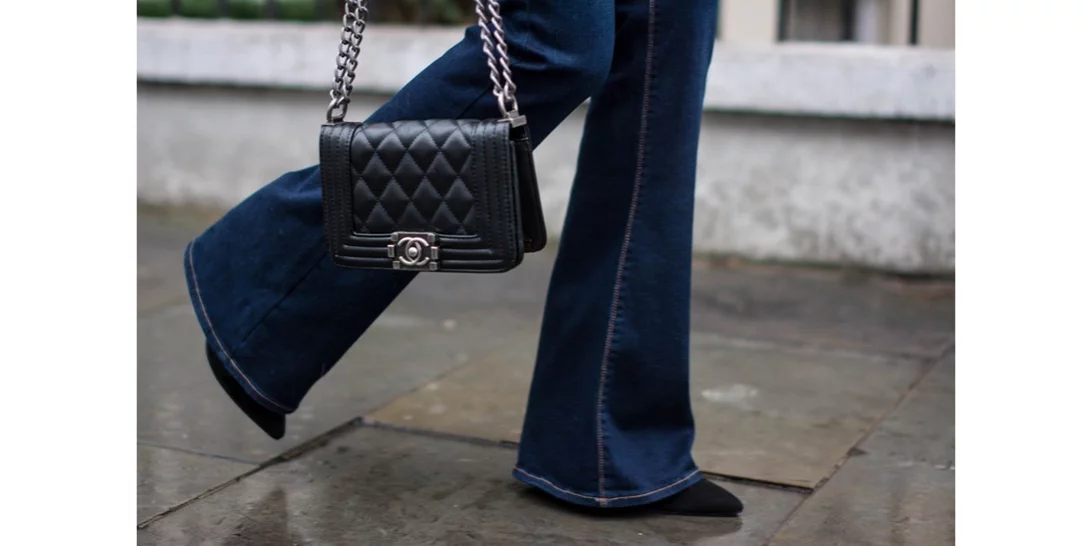 5 tips για να φορέσεις το παντελόνι- καμπάνα με στυλ