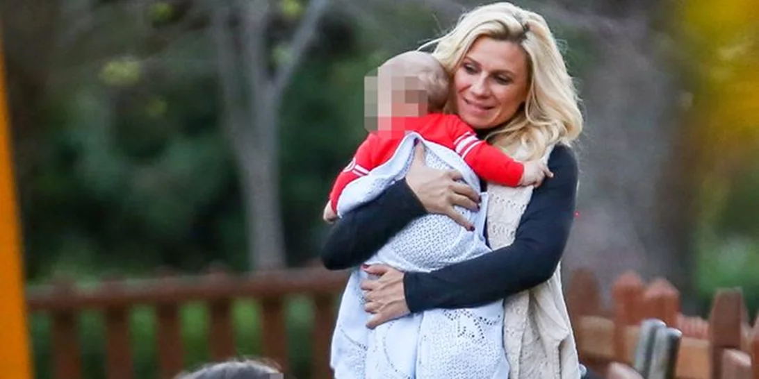 Κατερίνα Καραβάτου: Με τα παιδιά της στην παιδική χαρά