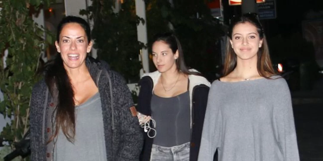 Εύη Αδάμ: Βραδινή έξοδος με τις κόρες της