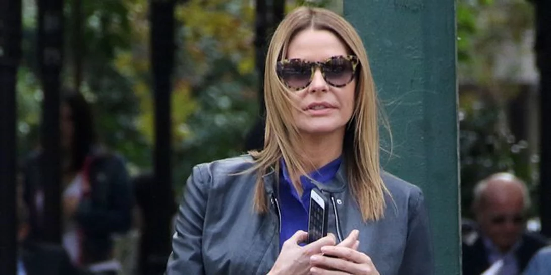 Τζένη Μπαλατσινού: Με εντυπωσιακό look στο κέντρο της Αθήνας