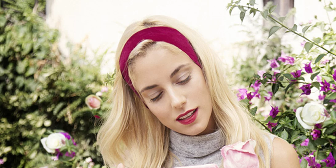 Δούκισσα Νομικού: Η νέα καμπάνια Pink Woman τη μετατρέπει σε Αλίκη στη Χώρα των Θαυμάτων