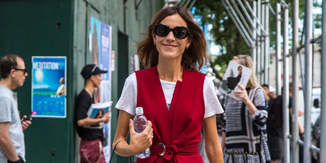 Alexa Chung: Καλεσμένη σε γάμο σπάει το #1 κανόνα στο ντύσιμο
