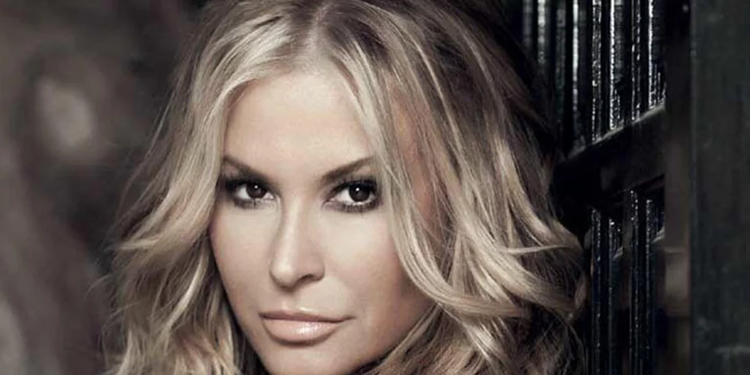 H Anastacia ποζάρει γυμνή και δείχνει τα σημάδια της μαστεκτομής