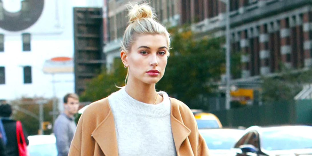 Η Hailey Baldwin συνδυάζει δύο "άσχημες" τάσεις