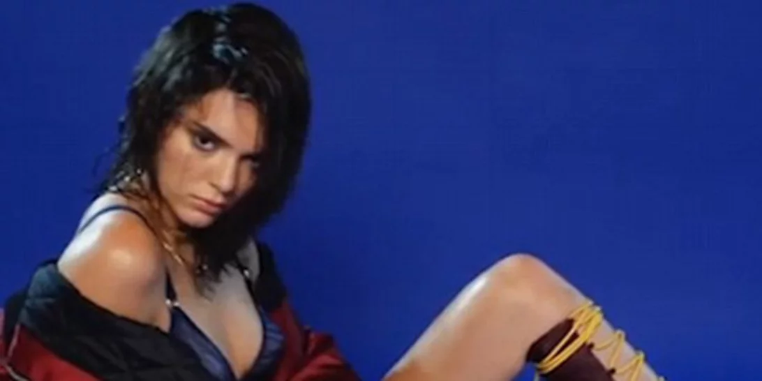 Kendall Jenner & Emily Ratajkwoski «βγαίνουν» από τα ρούχα τους στη νέα διαφήμιση του Love Magazine!