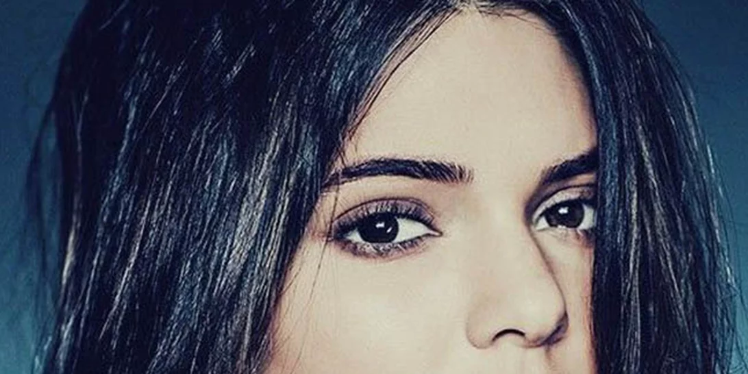 H Kendal Jenner δημοσιεύει το στήθος της και χρησιμοποιεί emojis στα επίμαχα σημεία