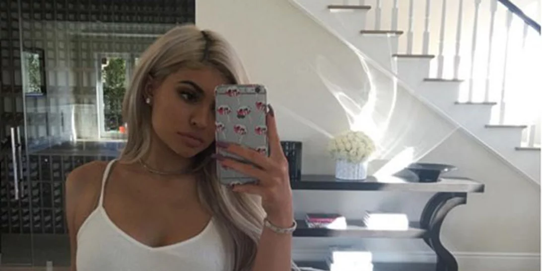 Kylie Jenner: Γυμνή και καλυμένη με μπλε μπογιά σε νέα προκλητική φωτογράφηση