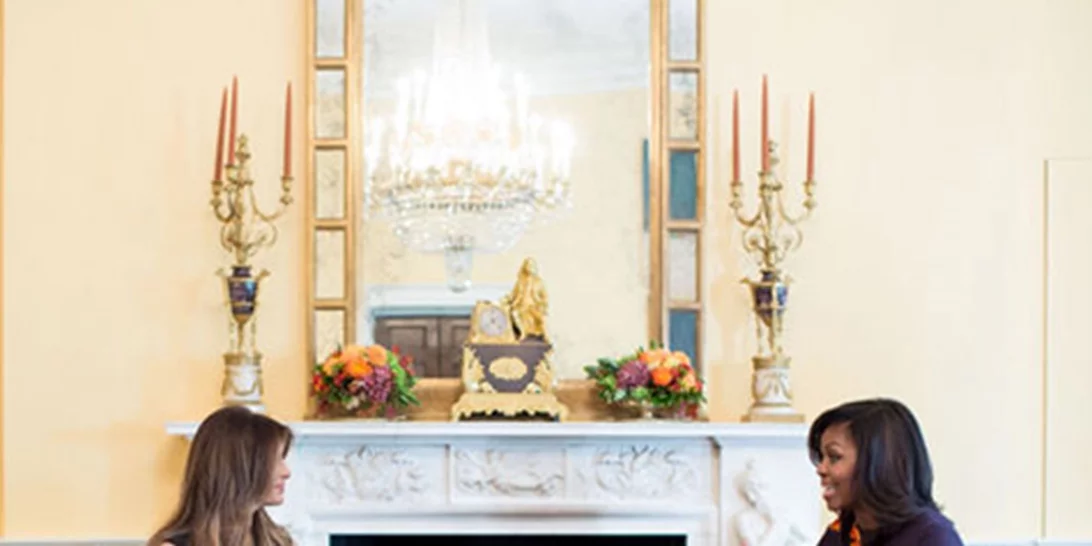 Michelle - Melania: Η πρώτη συνάντηση τέως και νυν Πρώτης Κυρίας