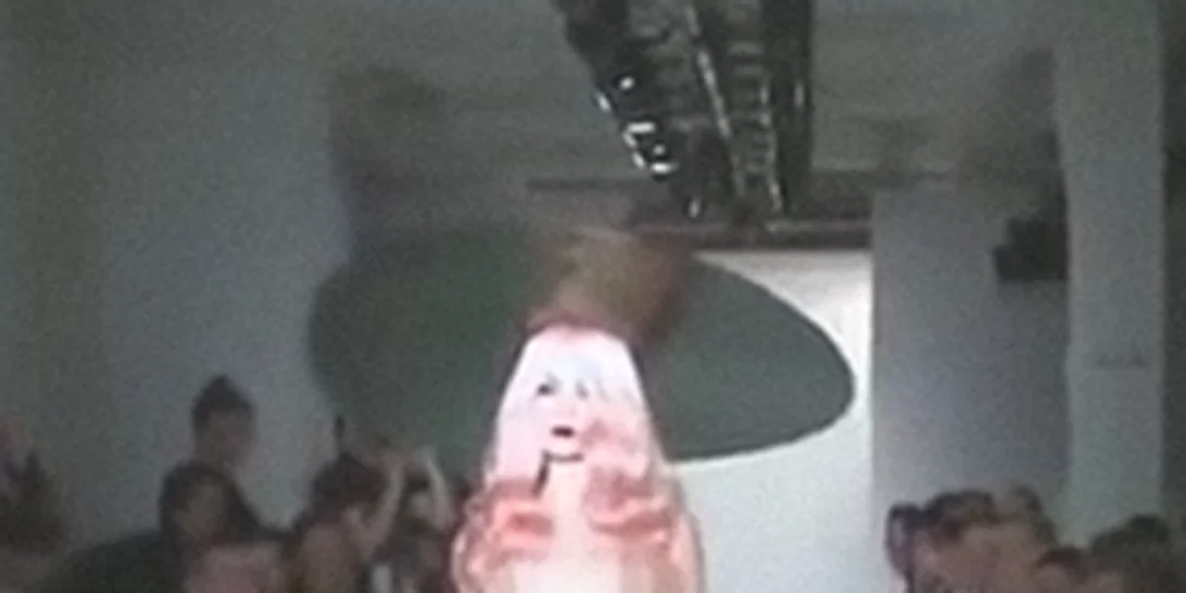 Ολόγυμνα μοντέλα κάνουν catwalk και προκαλούν αντιδράσεις