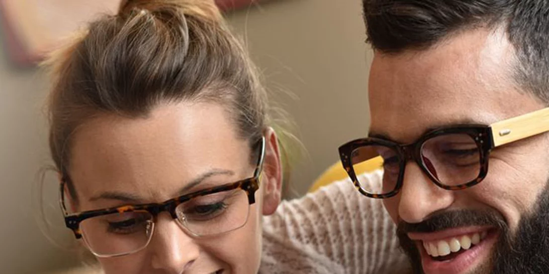 Τι κάνουν τα ζευγάρια και μας τη σπάνε στο Facebook