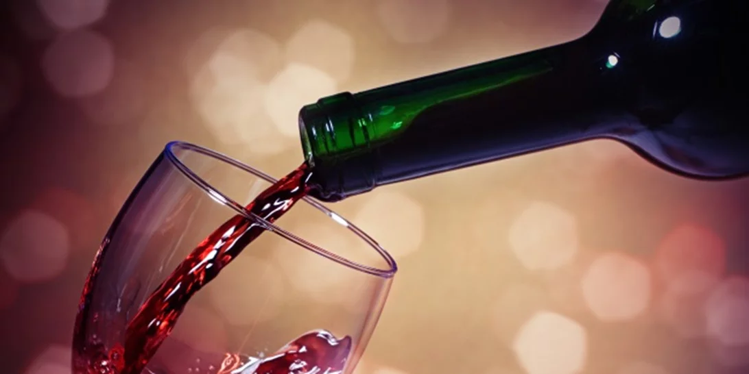 Το πιο ευεργετικό σπα σε θέλει να κολυμπάς μέσα σε κόκκινο κρασί