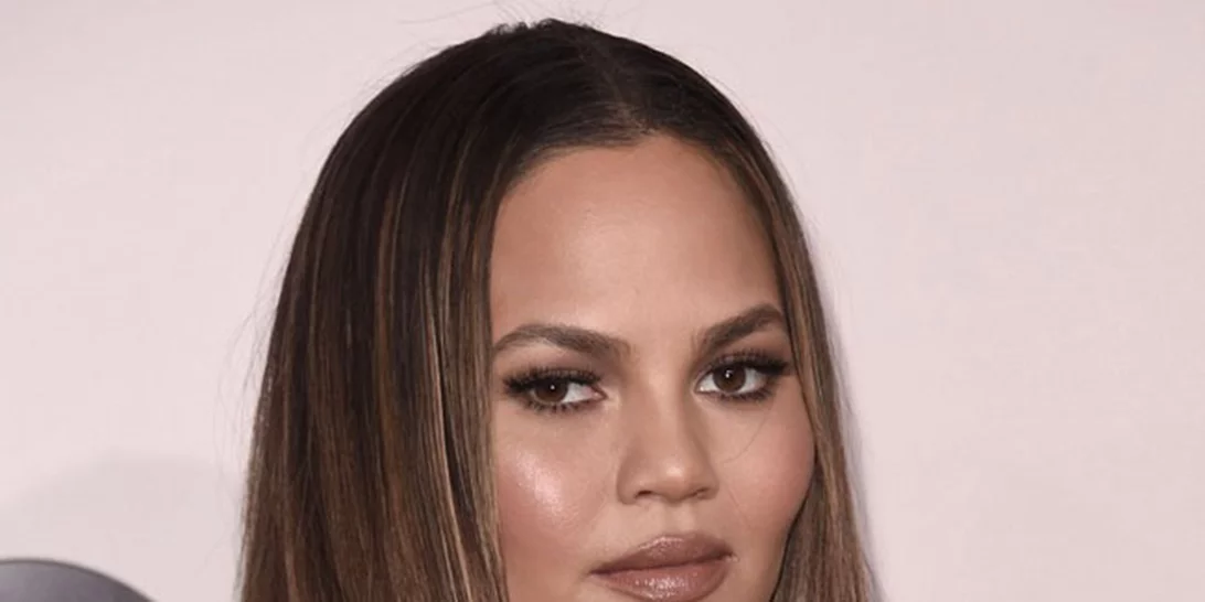 Chrissy Teigen: Απολογείται για την προκλητική της εμφάνιση στα AMAs