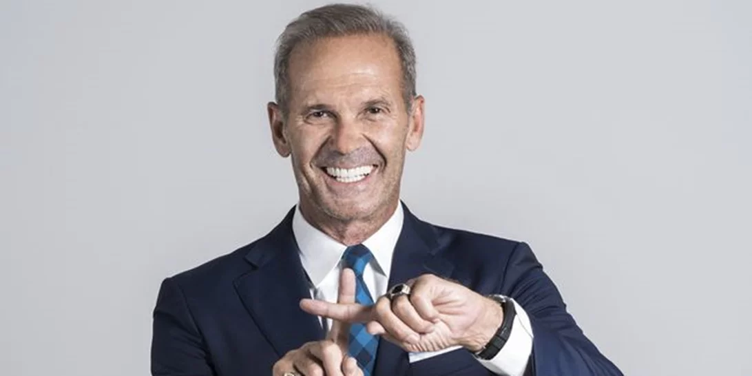 Πέτρος Κωστόπουλος | Σπάνια πλάνα από το «ζεστό» εργένικο σπίτι του