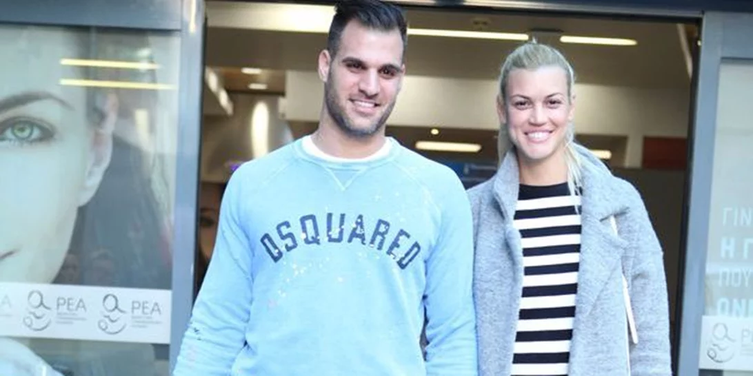 Βάσω Κολλιδά – Γιάννης Εμμανουηλίδης: Οι φωτογραφίες από την έξοδο από το μαιευτήριο