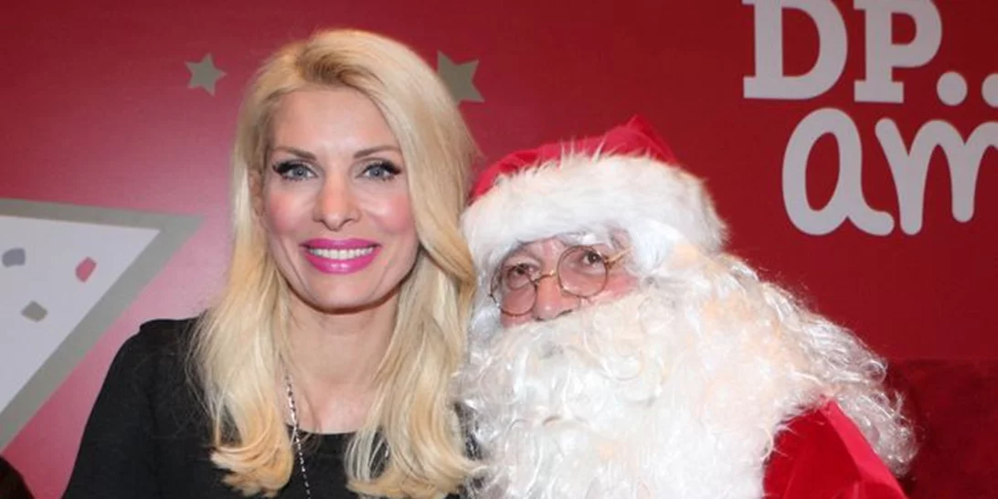 Ελένη Μενεγάκη: Στην αγκαλιά του Άγιου Βασίλη σε χριστουγεννιάτικο πάρτι