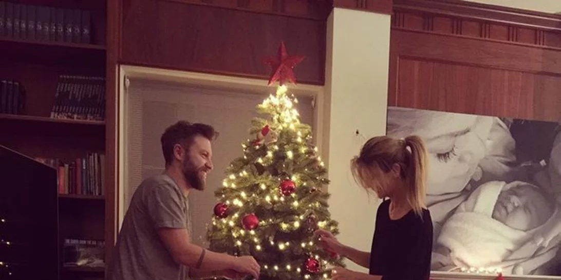 Γιάννης Βαρδής – Νατάσα Σκαφιδά: Με την κορούλα τους μπροστά στο χριστουγεννιάτικο δέντρο του σπιτιού