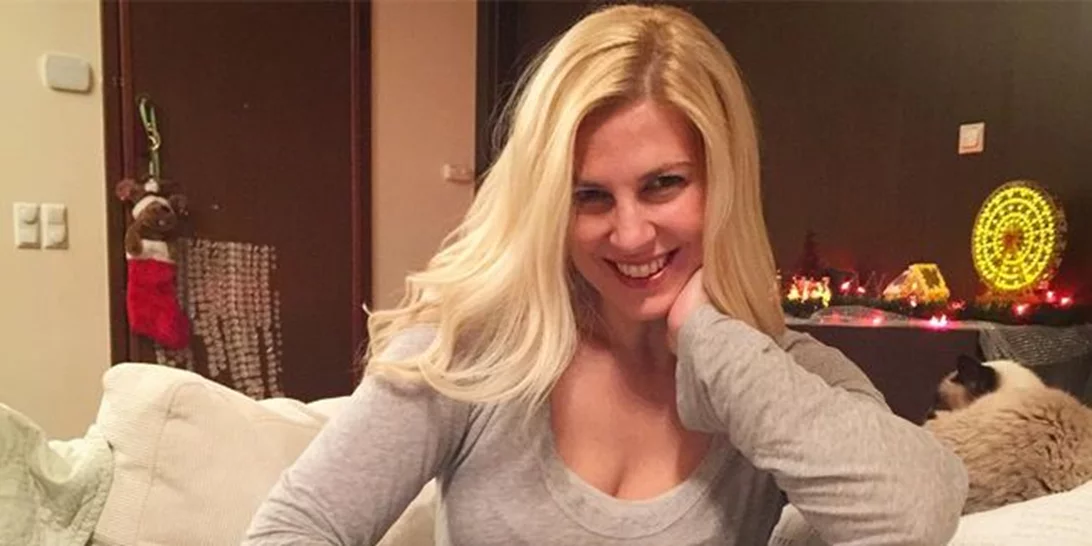 Ράνια Θρασκιά: Ποζάρει δίπλα στο χριστουγεννιάτικο δέντρο της