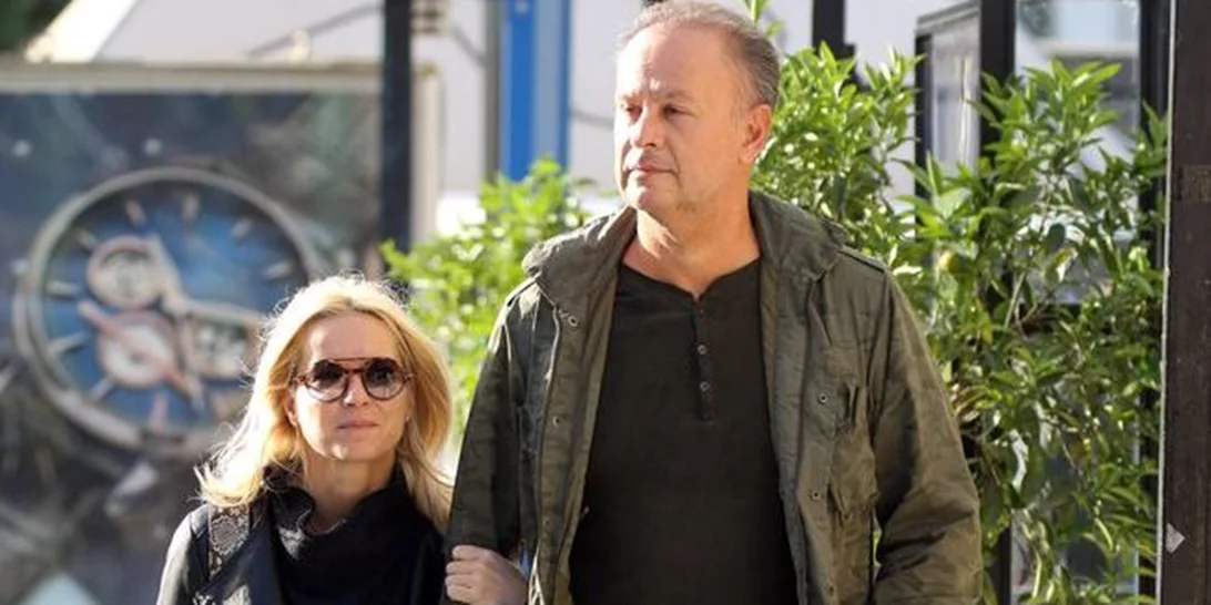 Μαρία Μπεκατώρου: Βόλτα στην Γλυφάδα με το σύζυγό της