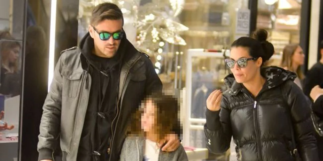 Μαρία Κορινθίου – Γιάννης Αϊβάζης: Χριστουγεννιάτικη βόλτα με την κόρη τους