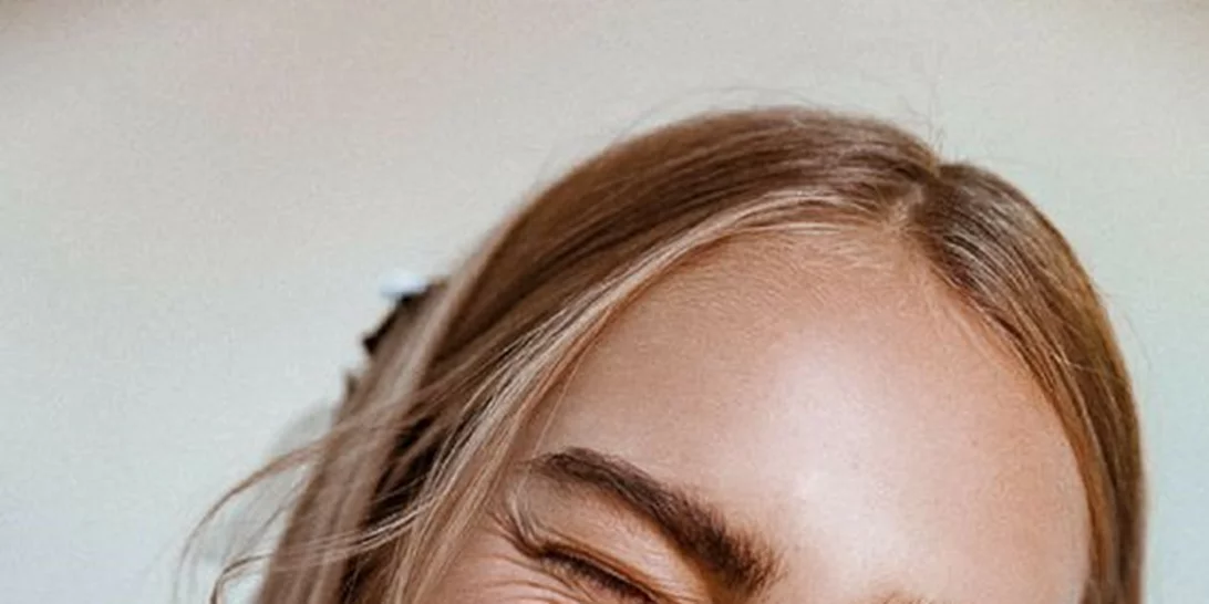 Κάναμε το τεστ: Η beauty editor χαμογελάει γιατί μόλις δοκίμασε την πιο τέλεια οδοντόβουρτσα