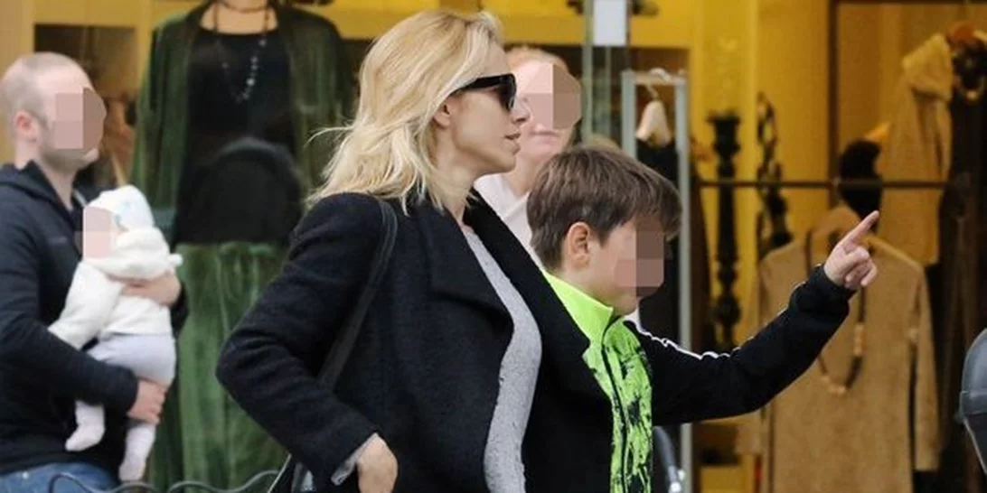 Ντορέττα Παπαδημητρίου: Βόλτα με τον γιο της στη Γλυφάδα