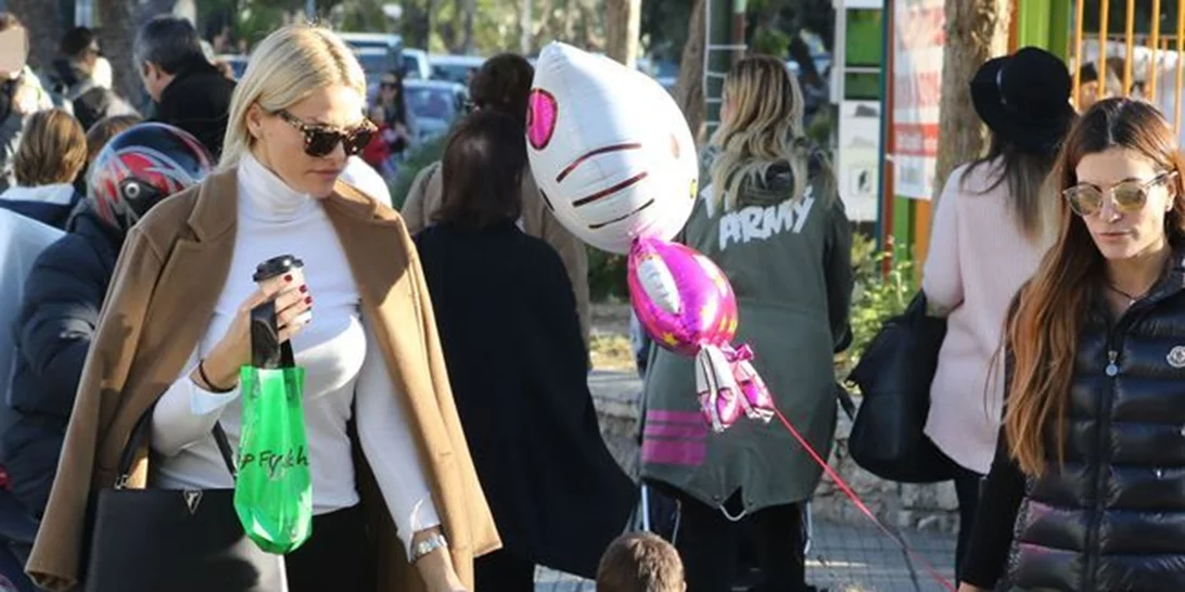 Νάταλι Θάνου: Βόλτα στη Γλυφάδα με τον γιο της!