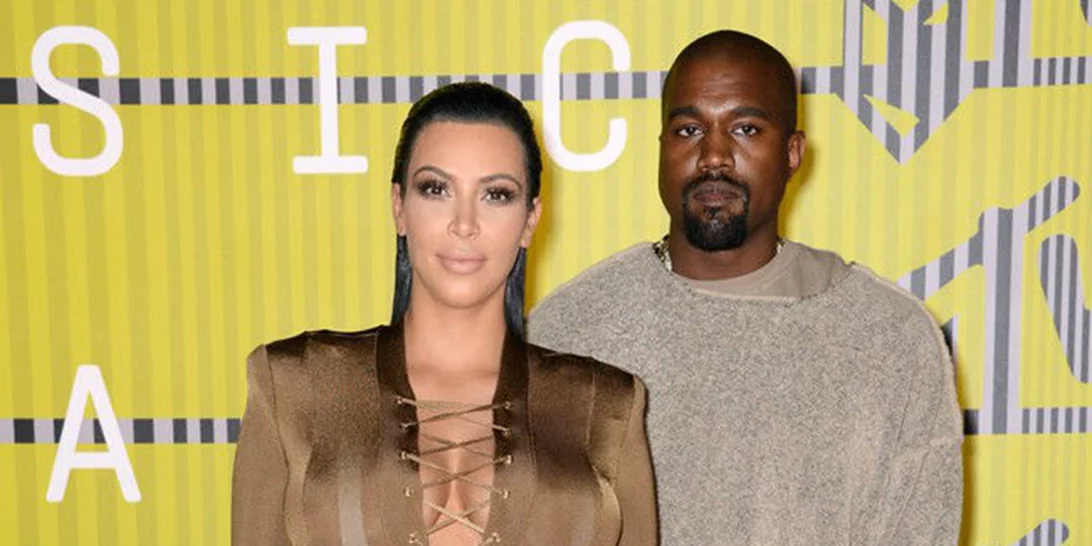 Η χριστουγεννιάτικη φωτογραφία της Kim και του Kanye είναι έτσι ακριβώς όπως την περιμέναμε