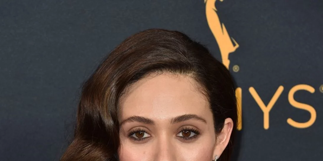 Η Emmy Rossum σου μαθαίνει τον πιο πρωτότυπο τρόπο για λαμπερό δέρμα!