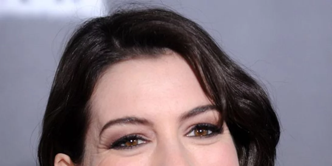 Η Anne Hathaway έβαψε τα μαλλιά της! Επιτυχημένη ή όχι η αλλαγή, εσύ θα κρίνεις..