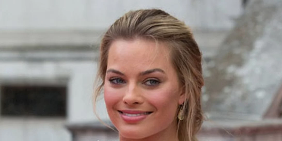 Margot Robbie: Η συγκινητική ιστορία πίσω από το νυφικό της