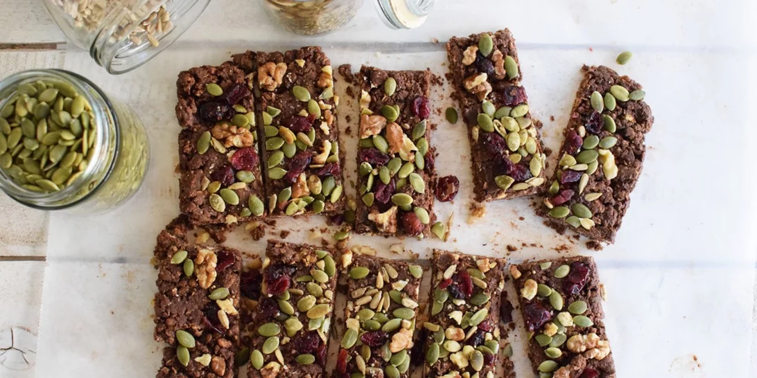 Τι να φάω για πρωινό; Μπάρες με βρώμη και καρύδια χωρίς ψήσιμο, τάρτα με σπανάκι, εύκολες φλωρεντίνες βρώμης και άλλες υγιεινές συνταγές