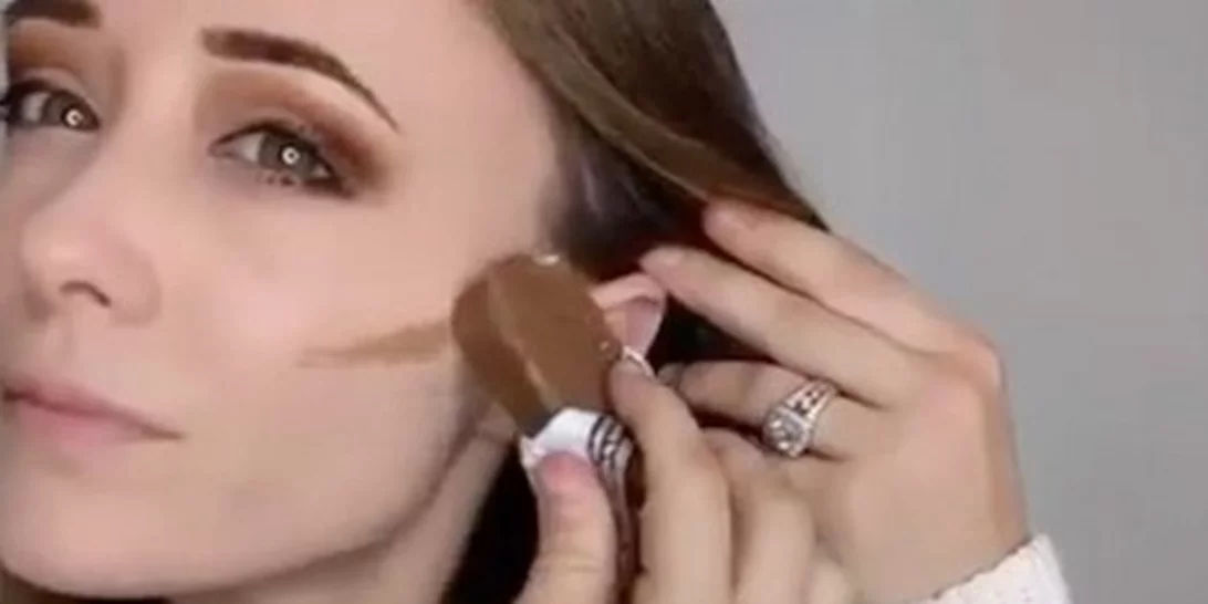 Δε θα το πιστεύεις: Αυτή είναι η vlogger που κάνει μακιγιάζ με τρόφιμα και σοκολάτες!